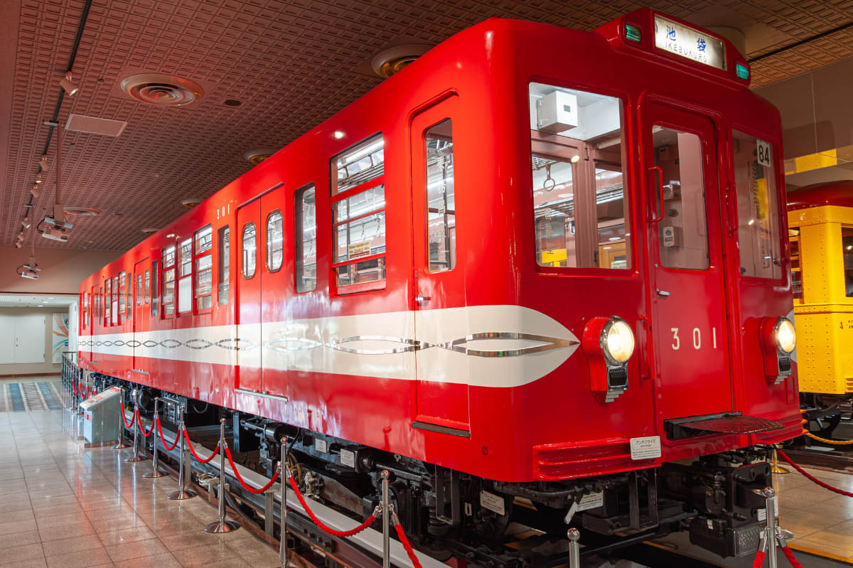 丸ノ内線301号車。現在の丸ノ内線車両にも見られる「サインウェーブ」がデザインされています。当時、鮮やかなカラーは珍しかったそうです