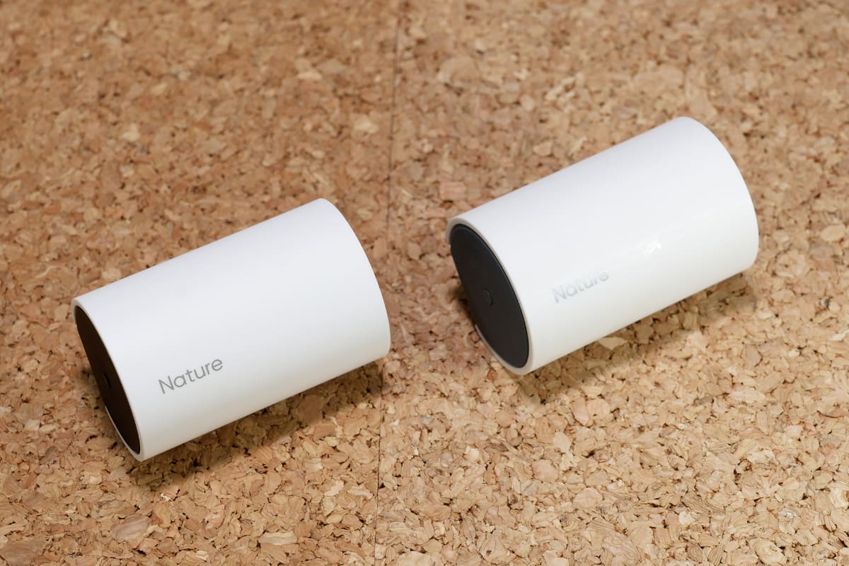 左が太陽光発電システムなどに対応する今回のNature Remo E。右が電力消費の監視に特化した簡易版のNature Remo E Lite。見た目の差はほとんどない