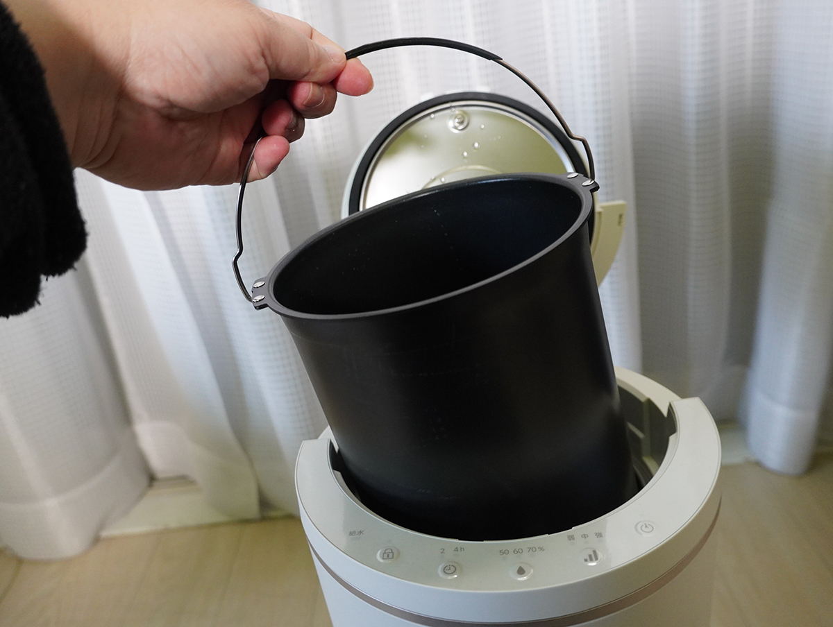 水タンクが外れると便利。こちらはアイリスオーヤマのスチーム式加湿器AHM-MH60-W。子どもが高校生と大学生になって蒸気をさわることもなくなったので、子ども部屋に使っています。水タンクが外せて便利