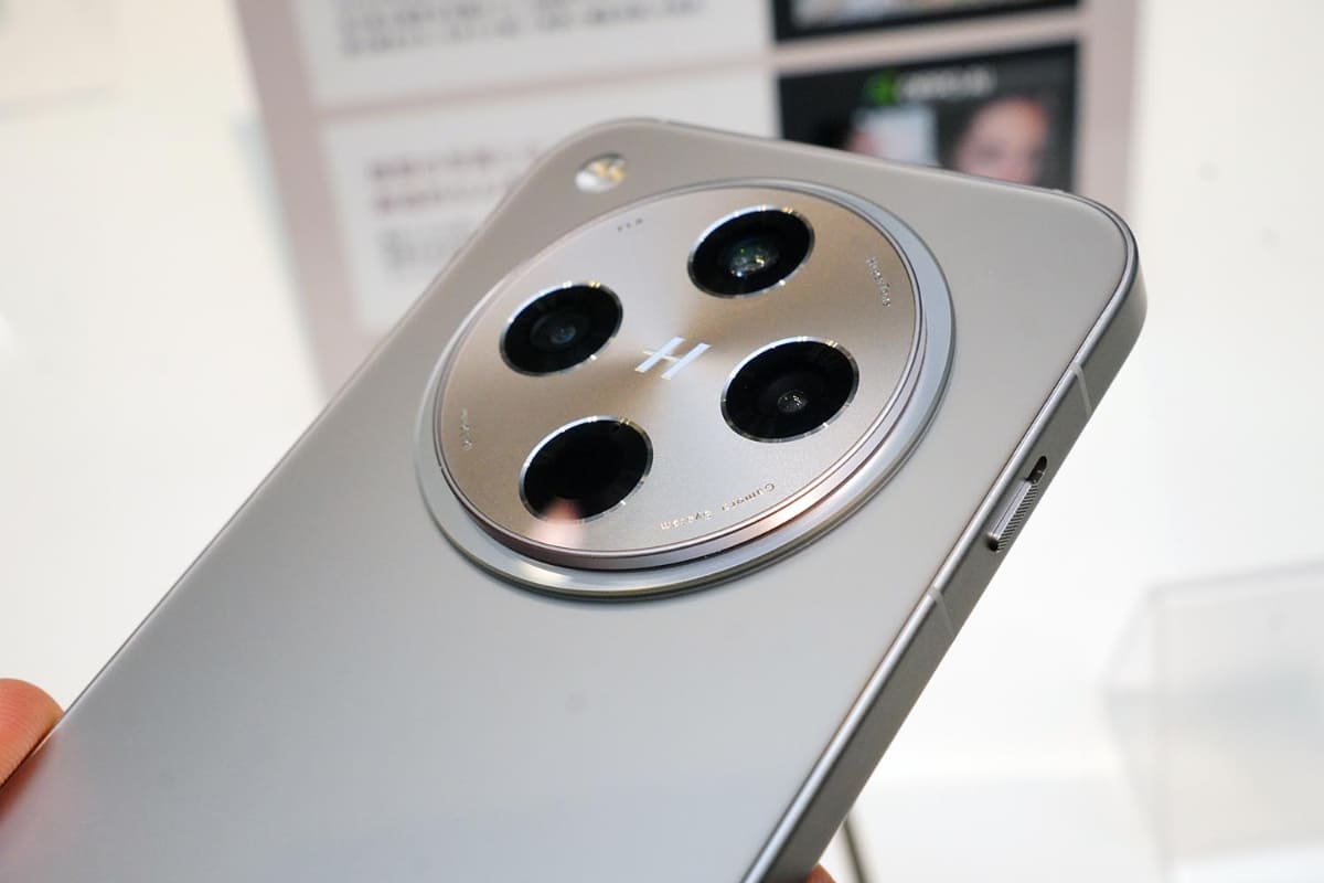 カメラはハッセルブラッドとの共同開発。カメラ部分には「H」のロゴが入る