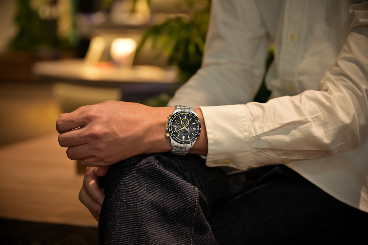 シチズンコレクション エコ・ドライブ電波時計 ダイレクトフライト(CB5879-53E)、68,200円。限定1,300本