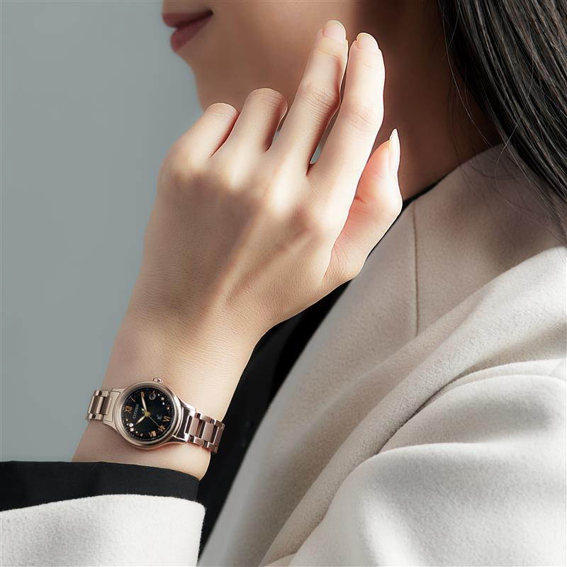 シチズン クロスシー hikari collection エコ・ドライブ電波時計 ティタニア ハッピーフライト(ES9497-53E)、132,000円。限定1,100本