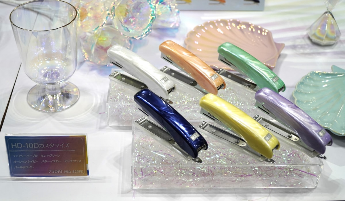 カバンなどを作る工程で生まれた端材(革)を使った「革のホッチキス HD-10X/LT」(11,000円)も現地で購入できる