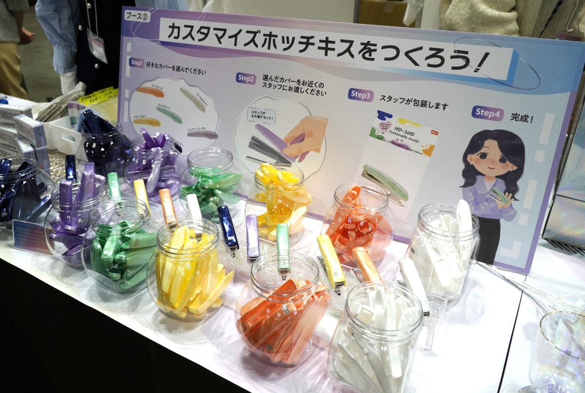 カバンなどを作る工程で生まれた端材(革)を使った「革のホッチキス HD-10X/LT」(11,000円)も現地で購入できる