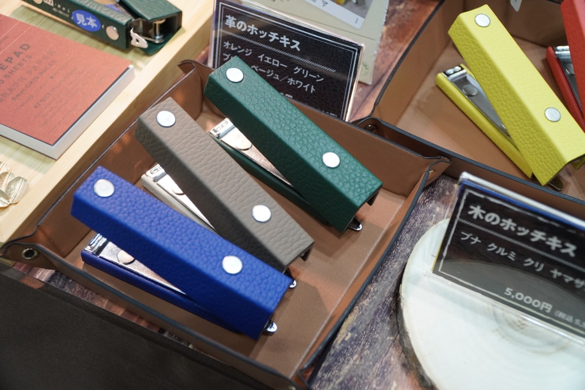 カバンなどを作る工程で生まれた端材(革)を使った「革のホッチキス HD-10X/LT」(11,000円)も現地で購入できる
