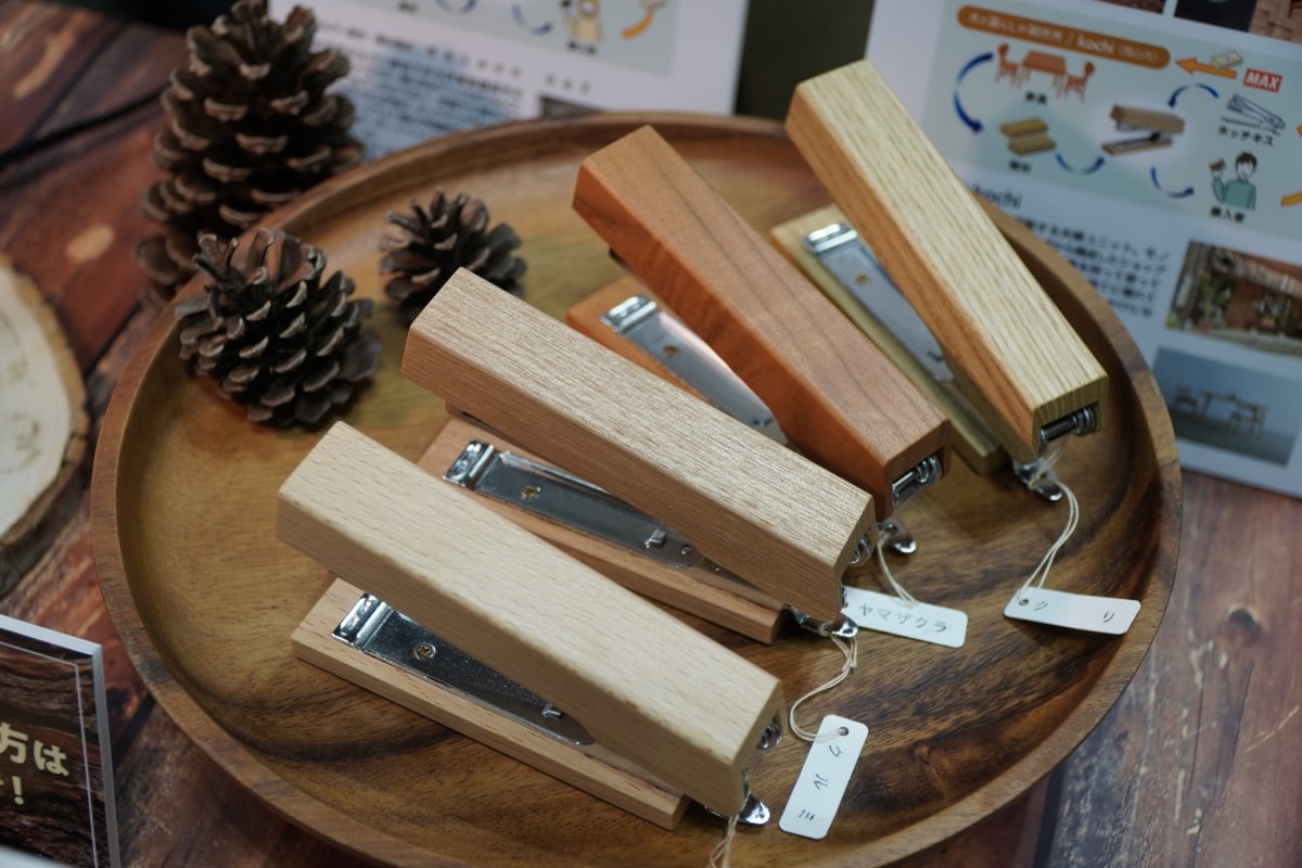 木材の端材を使った「木のホッチキス HD-10X/WD」(5,000円)も現地で購入できる