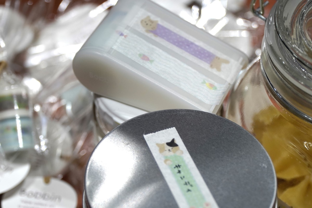 ラベル書きがしやすいテープカッター(画像奥)。好きなボビンテープをセットできる。