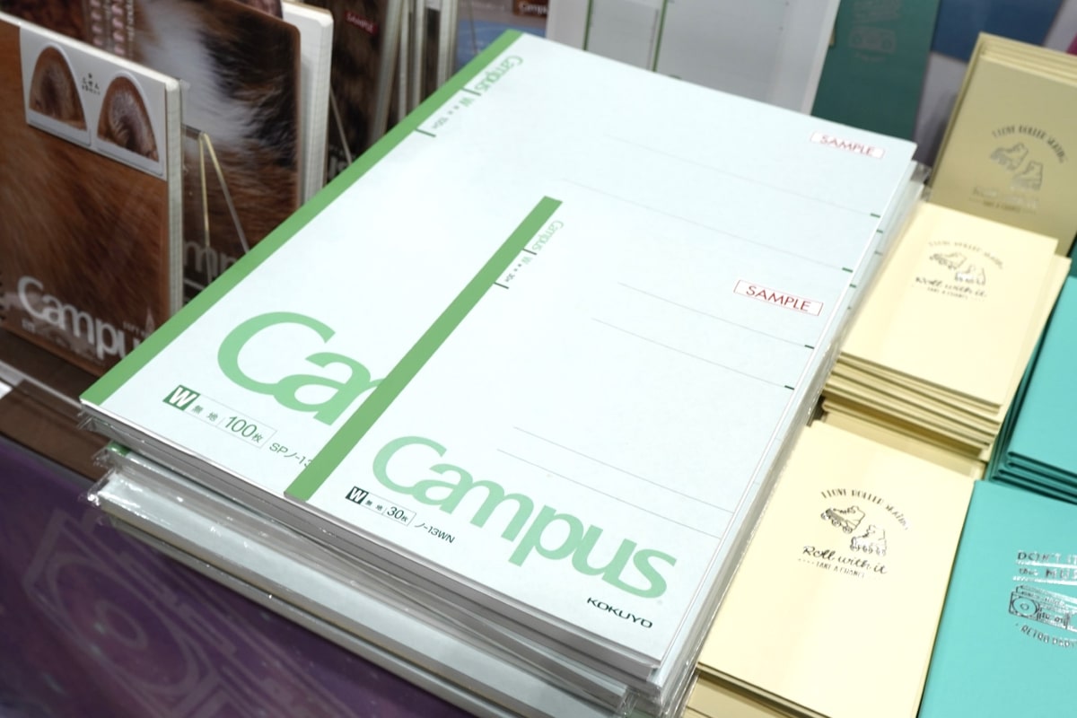 超巨大キャンパスノートも2,600円で販売している
