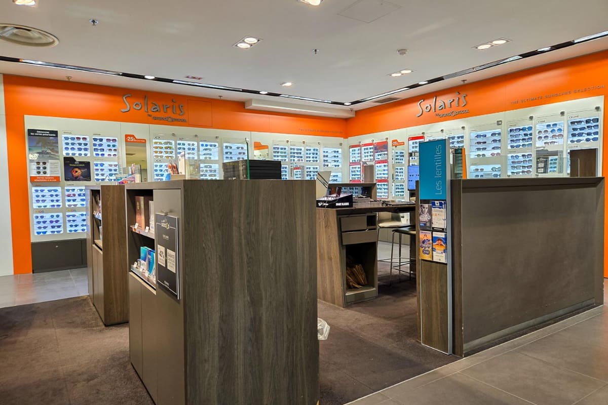 ニースに到着してまずは眼鏡店に。中央にRay-Ban Metaが展示されていました