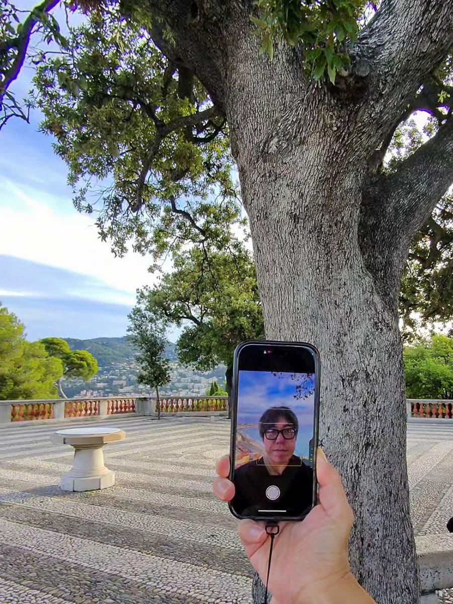 Ray-Ban Metaを装着する自分の自撮りをしながらそれをRay-Ban Metaで撮影