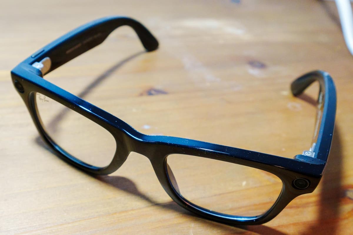 一見すると普通のメガネ。左側にカメラ、右側にLEDライトを装着。2つのカメラで視差を検出しているのかと思っていましたが、そうではないようです