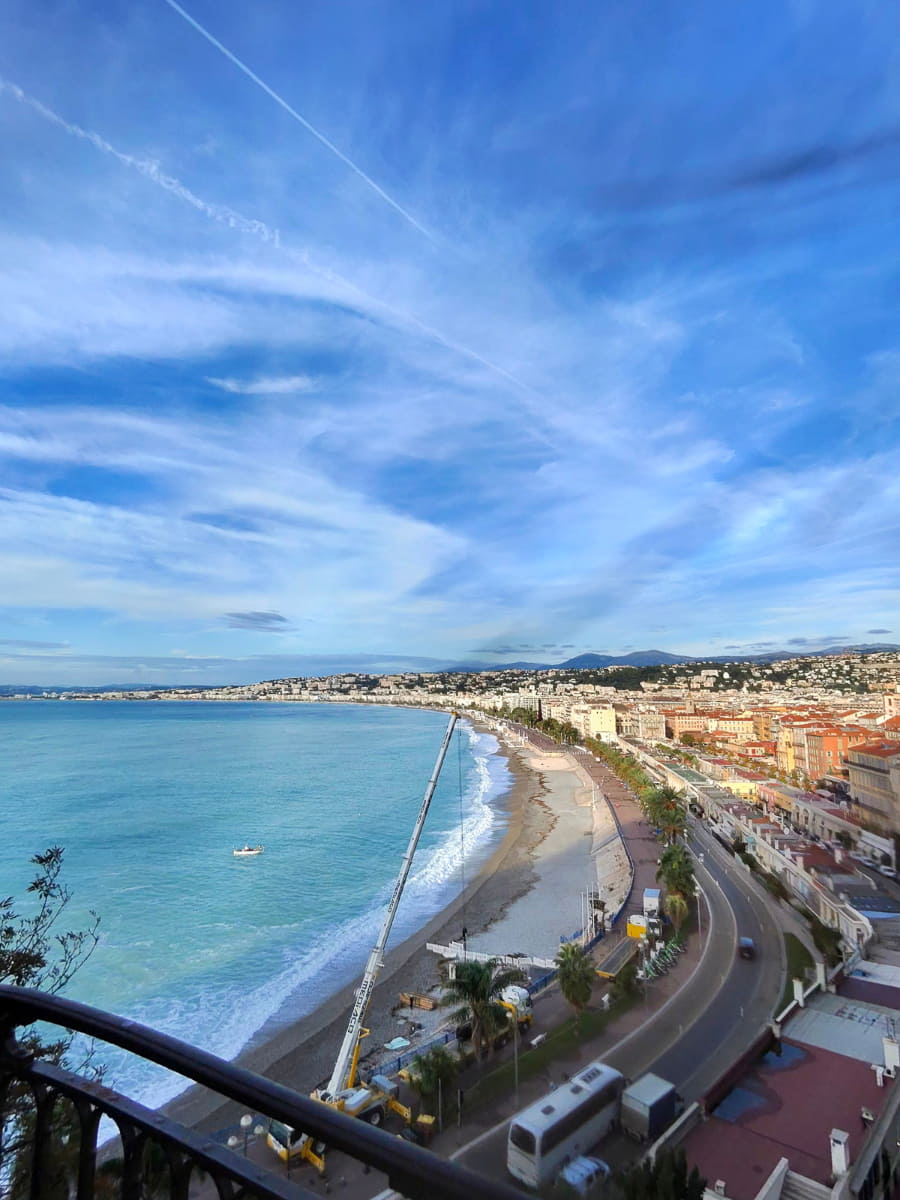 右上になんとなく黒い影が見えるでしょうか。これが風になびいて入り込んだ前髪です