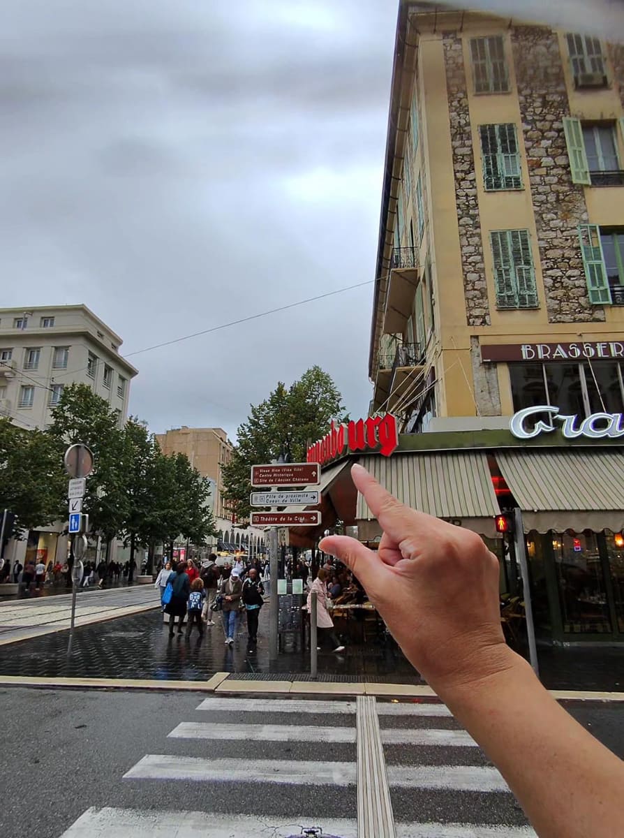 現実世界でピンチアウト。もしこれで視界が拡大したら面白い世界になりそうです