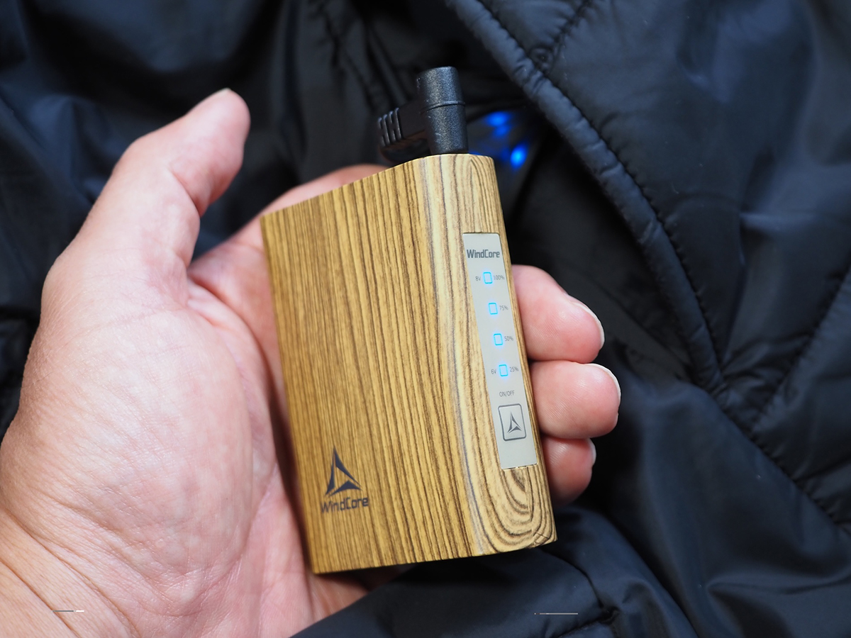 バッテリーを右脇のポケット内にある電源ケーブルと接続して使う