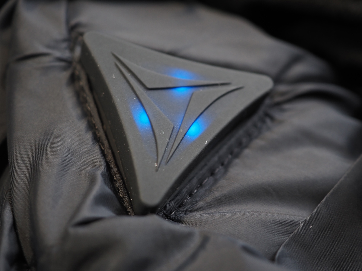 右脇のポケットにある温度調節スイッチ