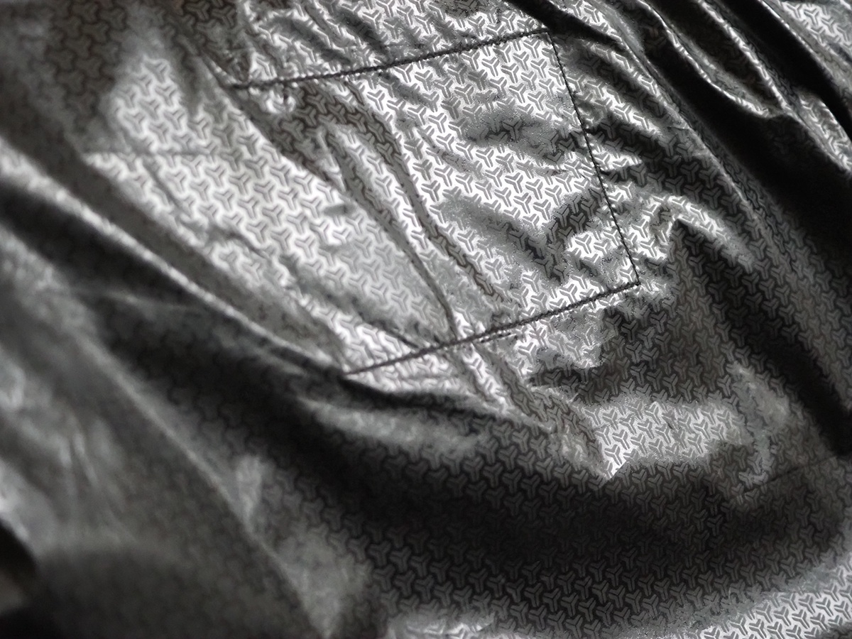 背中の裏地は、保温性と蓄熱性を高めるグラフェンシートを採用