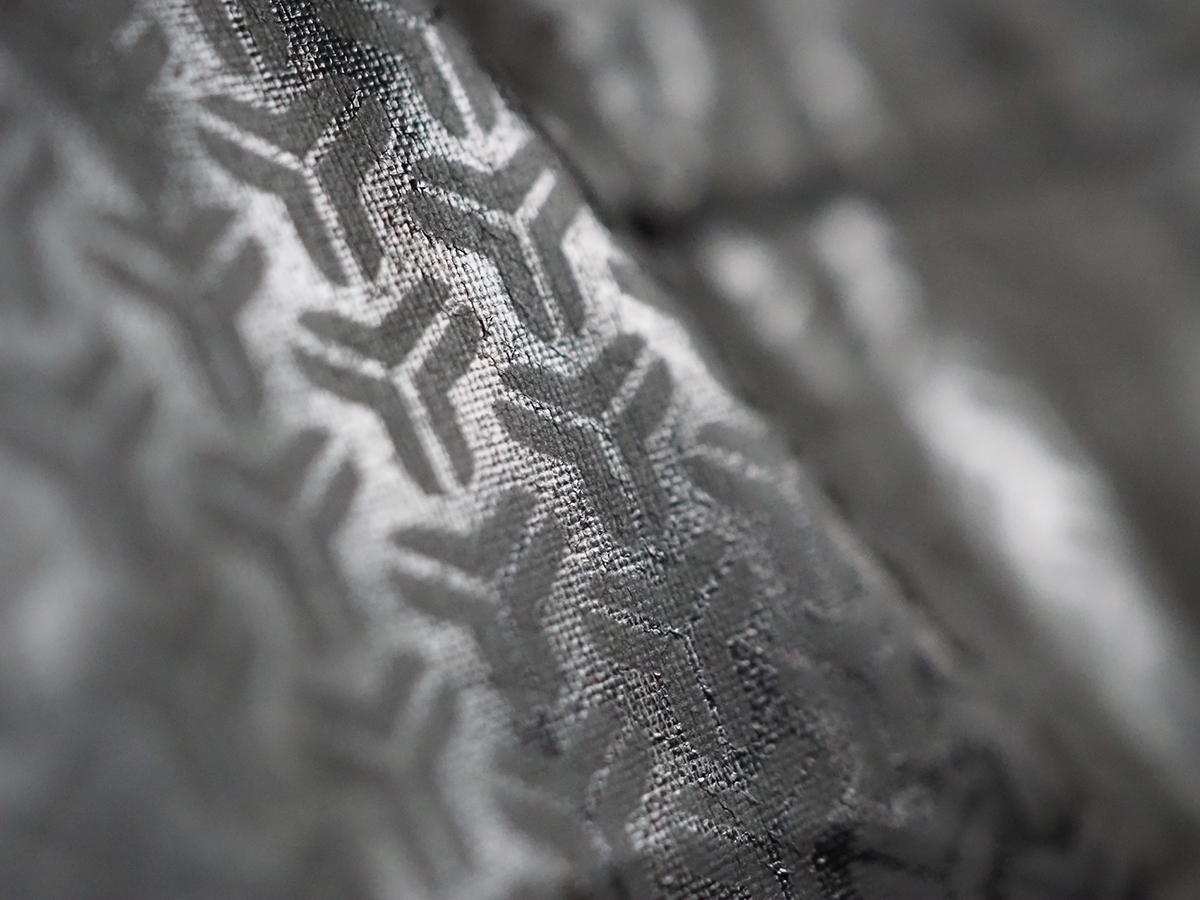 グラフェンシートの生地は、ほんの少しカサカサと音がする