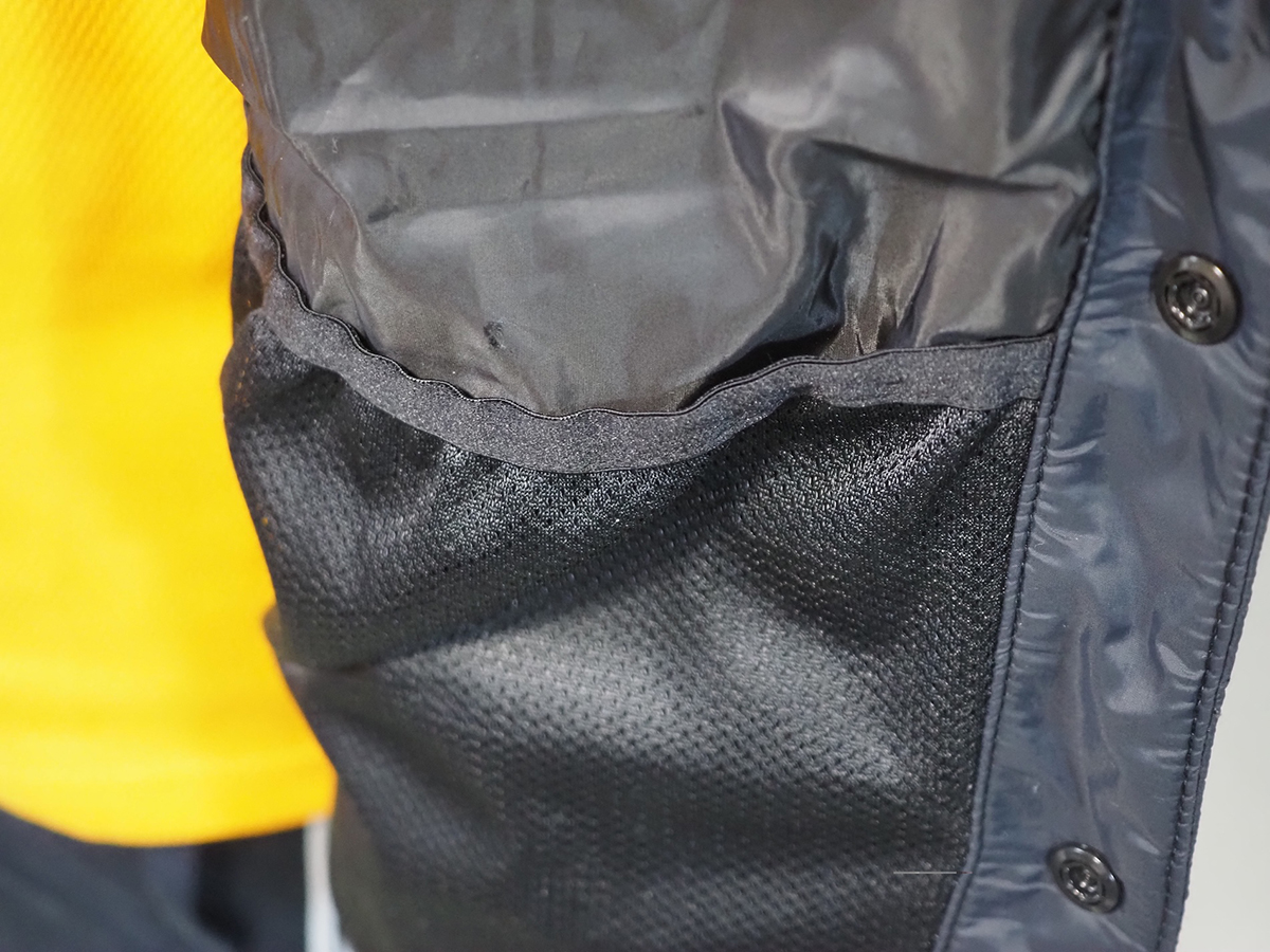ベストの内側の左右にもメッシュ地のポケットがある