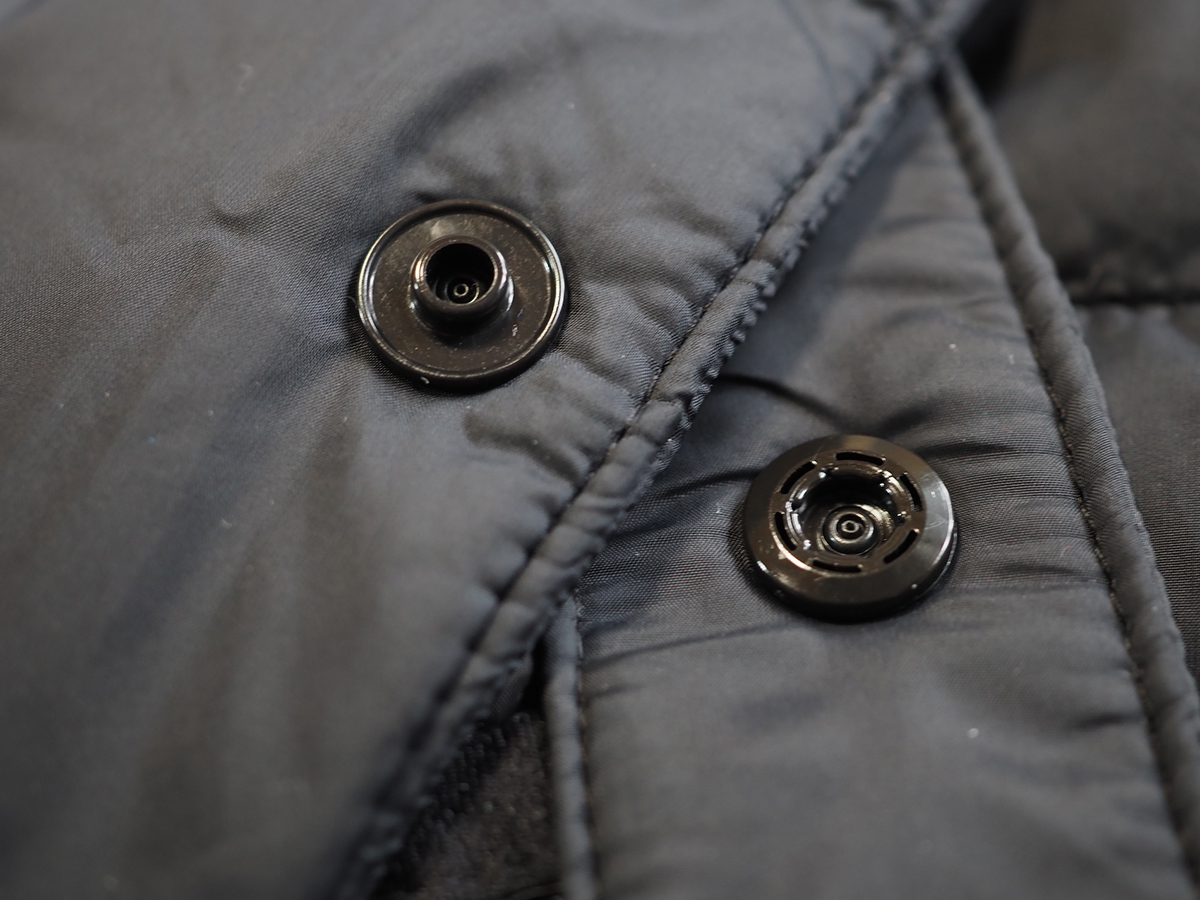 フロントは、ファスナーではなくスナップボタンで閉める