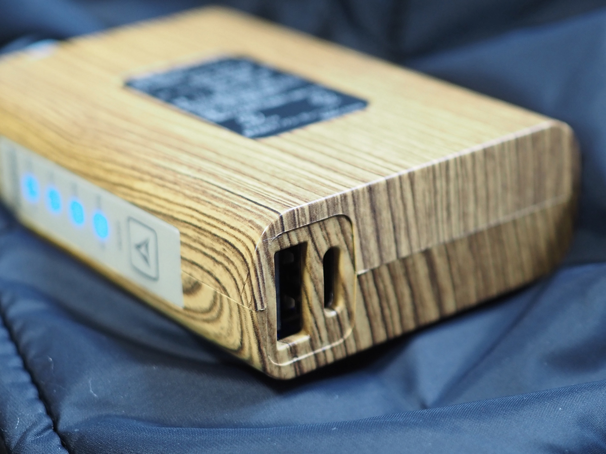 バッテリー本体を充電するためのUSB Type-C端子(入力のみ)と、スマートフォンなどの充電に使えるUSB Type-A端子を備える