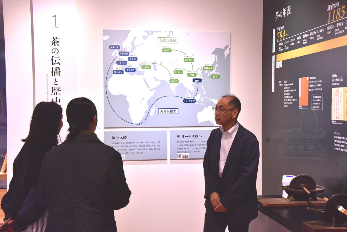 来館者を案内する笹目館長