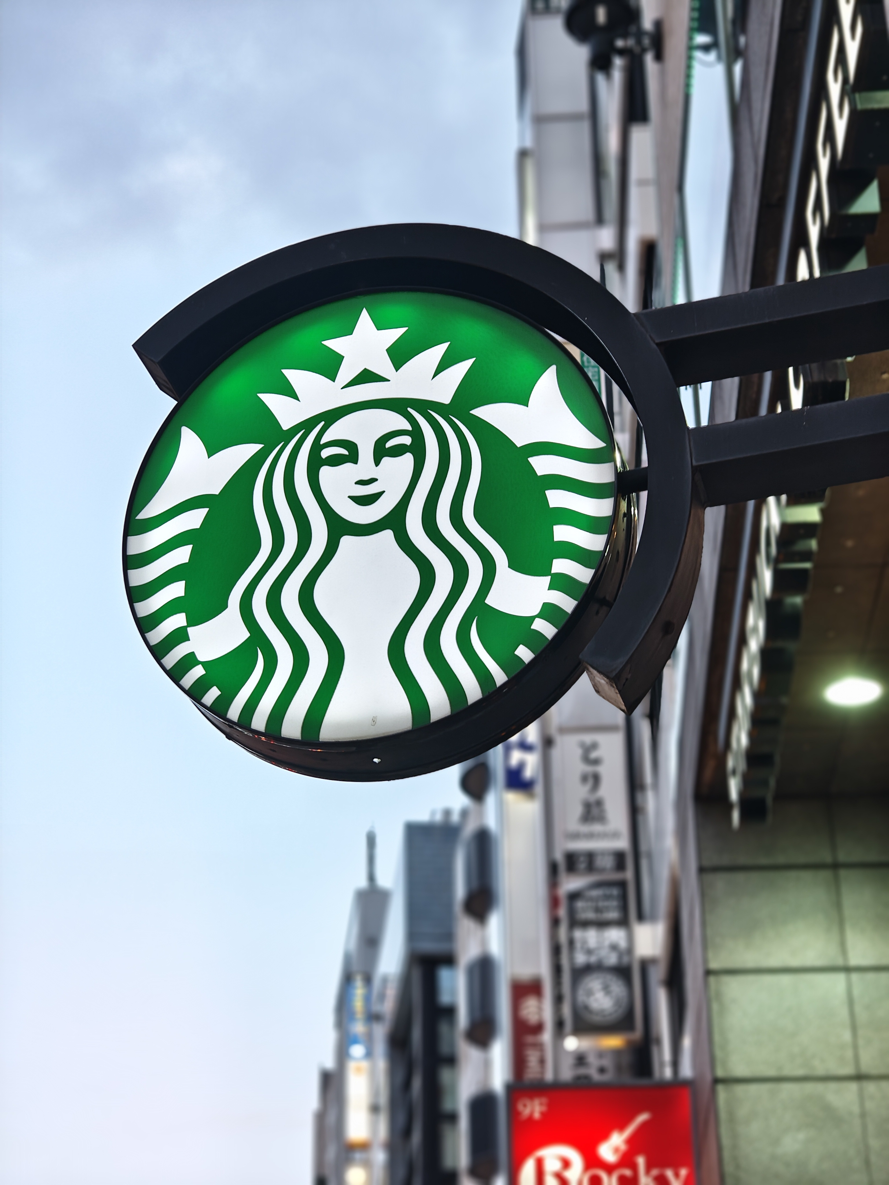 R9 proで撮影。背景がちゃんとボケているように見えて、支柱のすき間とそうでない部分のボケ方に差があって不自然