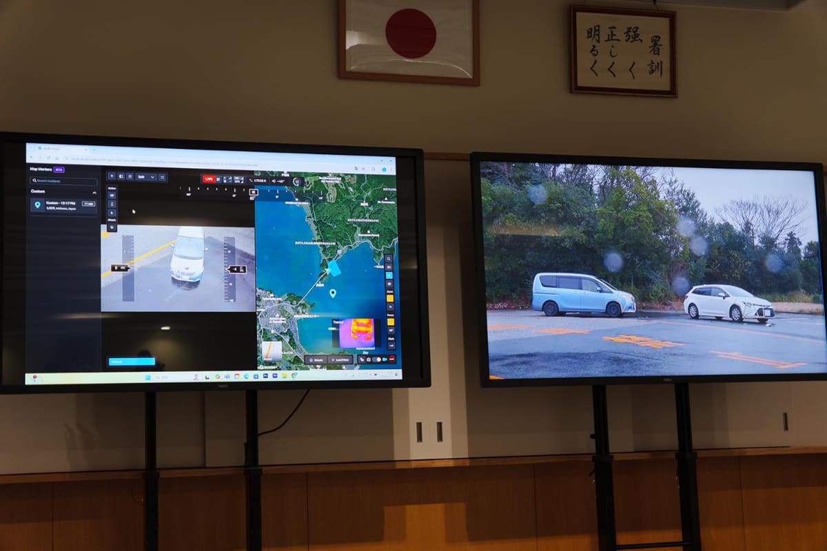 近くまで寄って車内の様子を探ることもできる