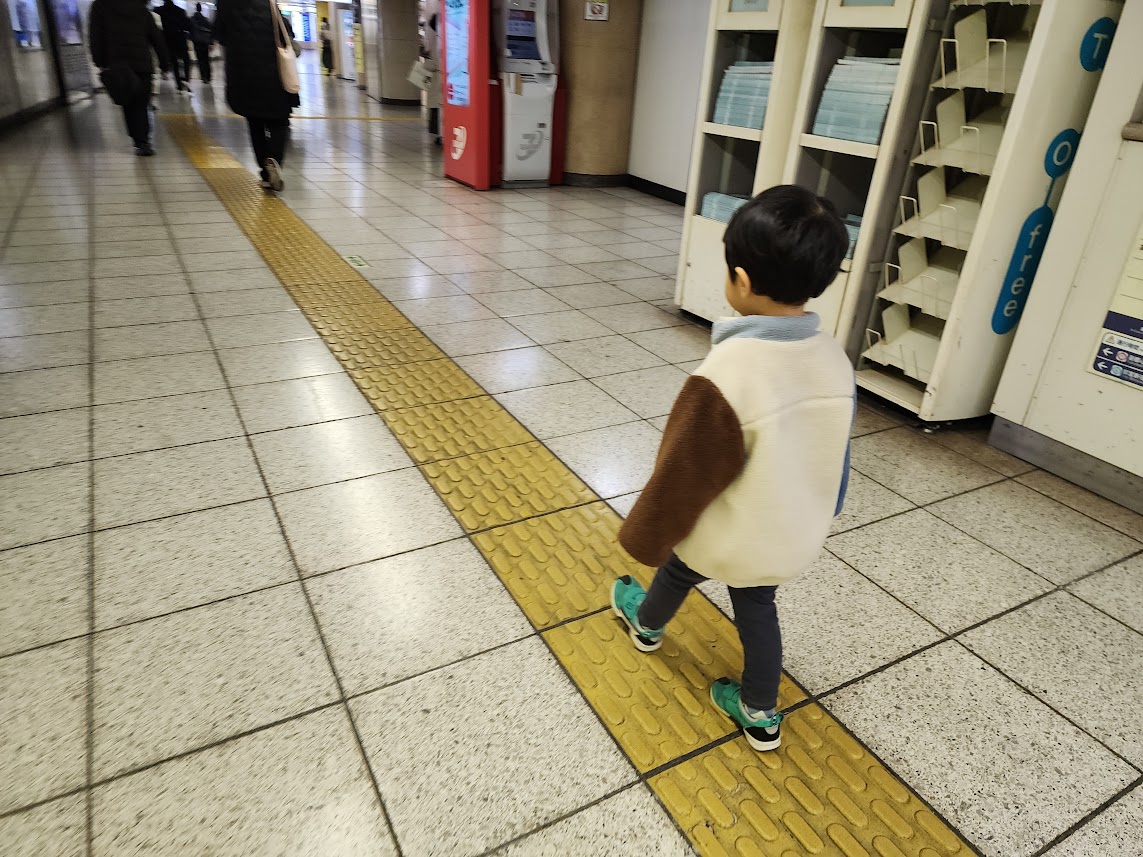生まれたときからベビーカーを使っていましたが、3歳を過ぎたあたりで卒業。徒歩と電車をメインにしたら駅の歩行がかなり楽になり感動しました