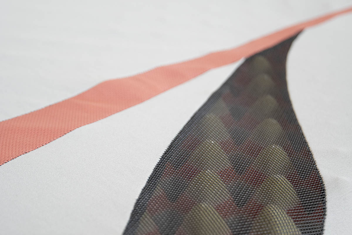 特徴である「点で支える」の凹凸構造が一部透けて見えるようになっています