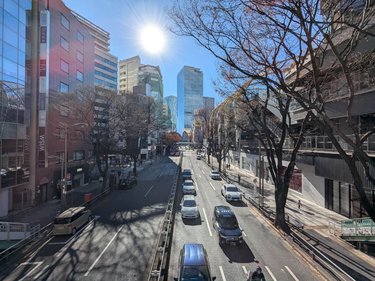 ホテル「sequence MIYASHITA PARK」脇の歩道橋から見た「渋谷スクランブルスクエア」方向