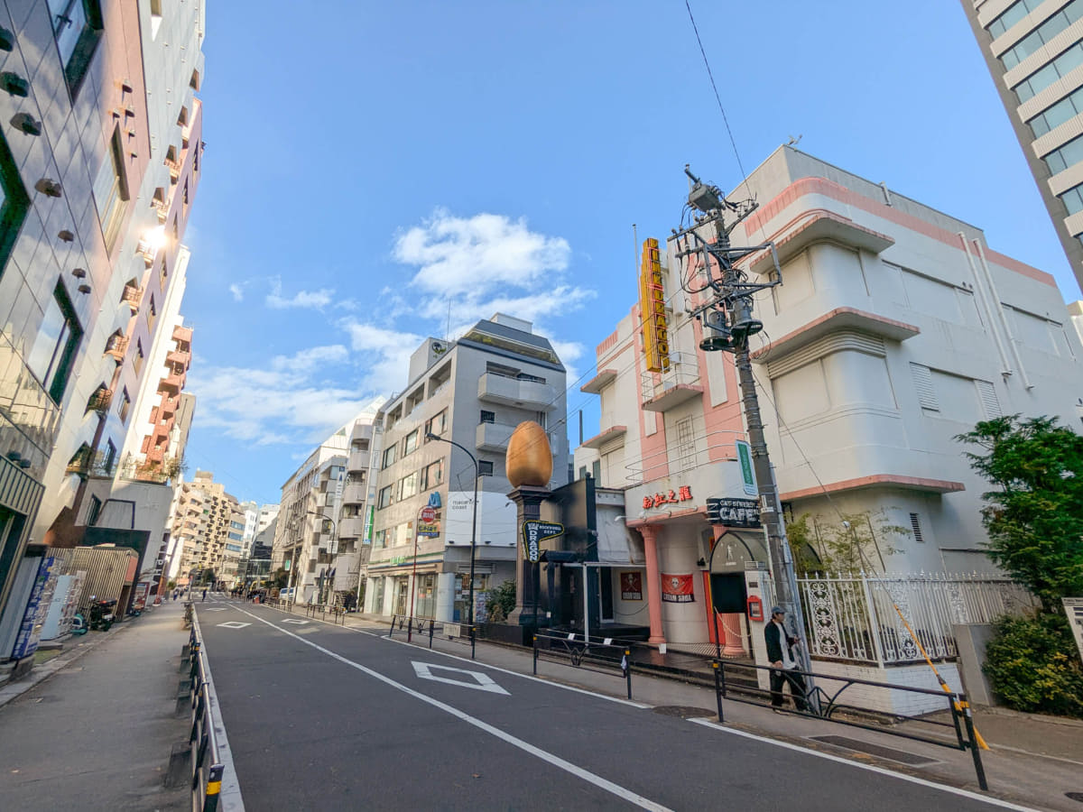 MIYASHITA PARKの近くの旧渋谷川遊歩道路(キャットストリート)を「渋谷キャスト」前から見たところ