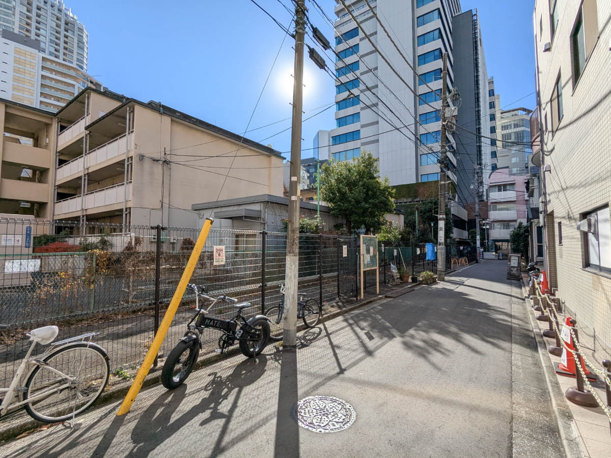 さらに奥の通りには都営アパートがあります