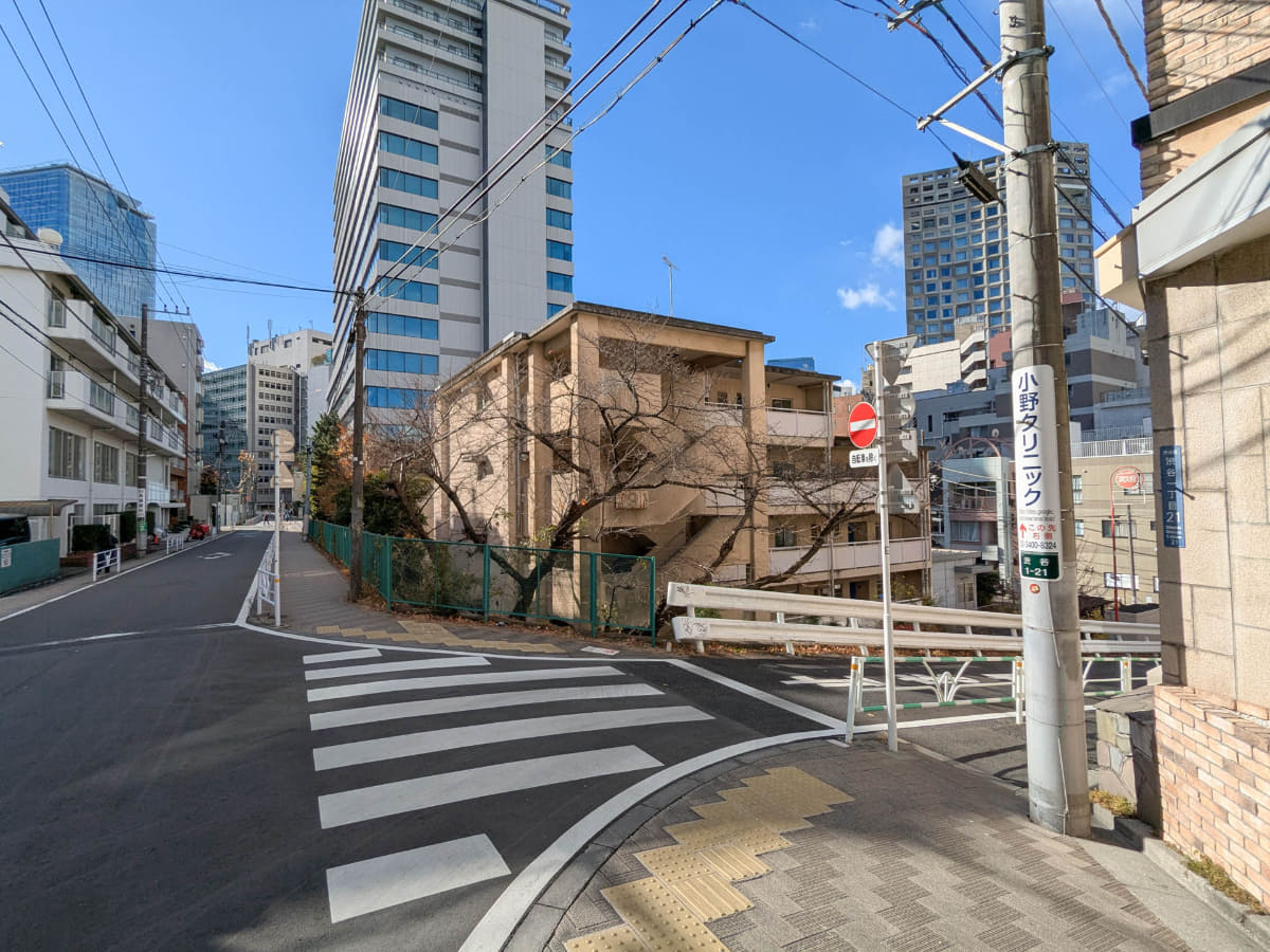 坂をあがったところから見た都営アパート。中央奥のビルが渋谷キャスト。左奥は渋谷スクランブルスクエア