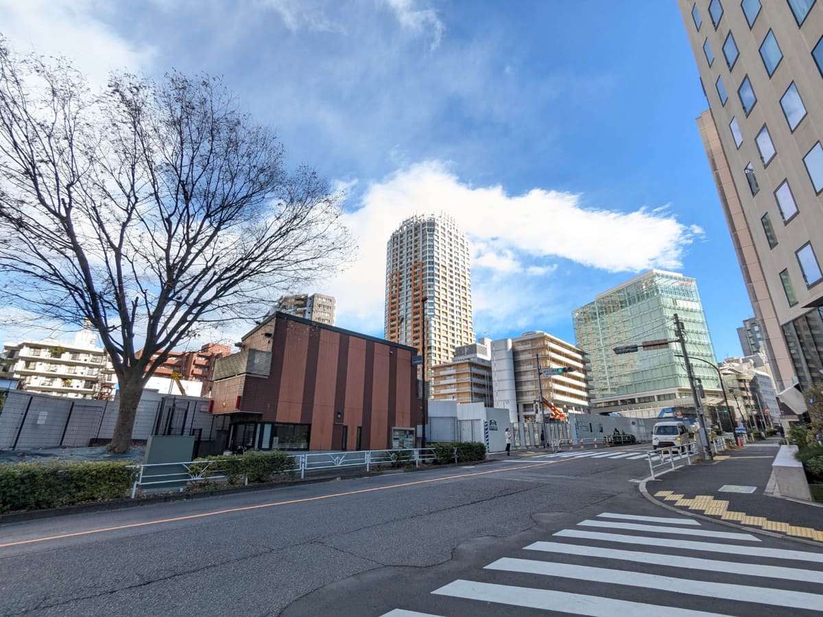 同現場を美竹通りから。中央の茶色い建物は美竹交番