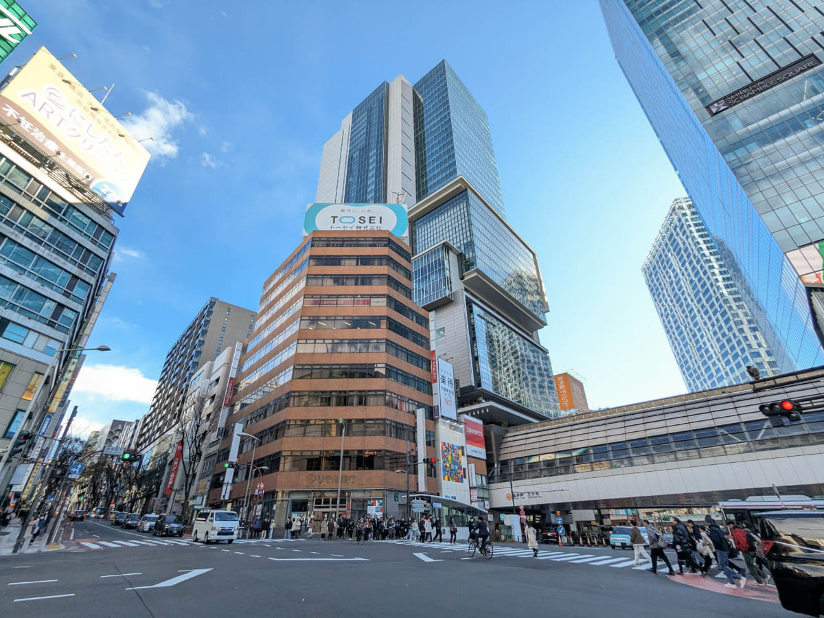 南東方向の茶色のビルにあって目立っていた「りそな銀行渋谷支店」は12月16日に「渋谷アクシュ」に移転しました。その後ろには渋谷ヒカリエ、右側にはスクランブルスクエアとストリームが見えます