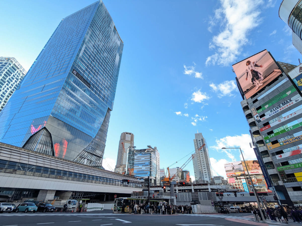 JR渋谷駅方向。左に渋谷スクランブルスクエアが見えます