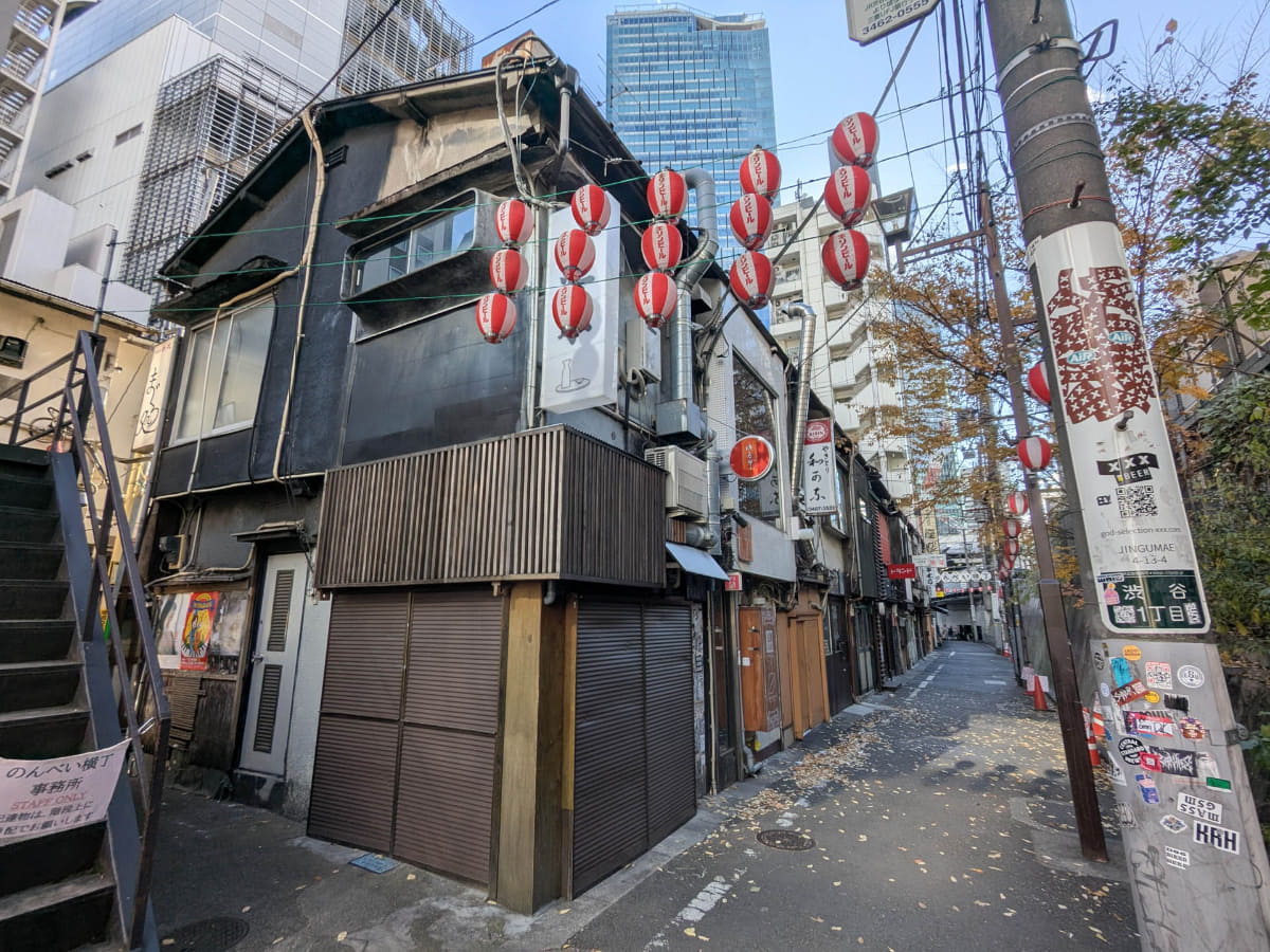 こちらはMIYASHITA PARK側から見たのんべい横丁。奥の高いビルが渋谷スクランブルスクエアです
