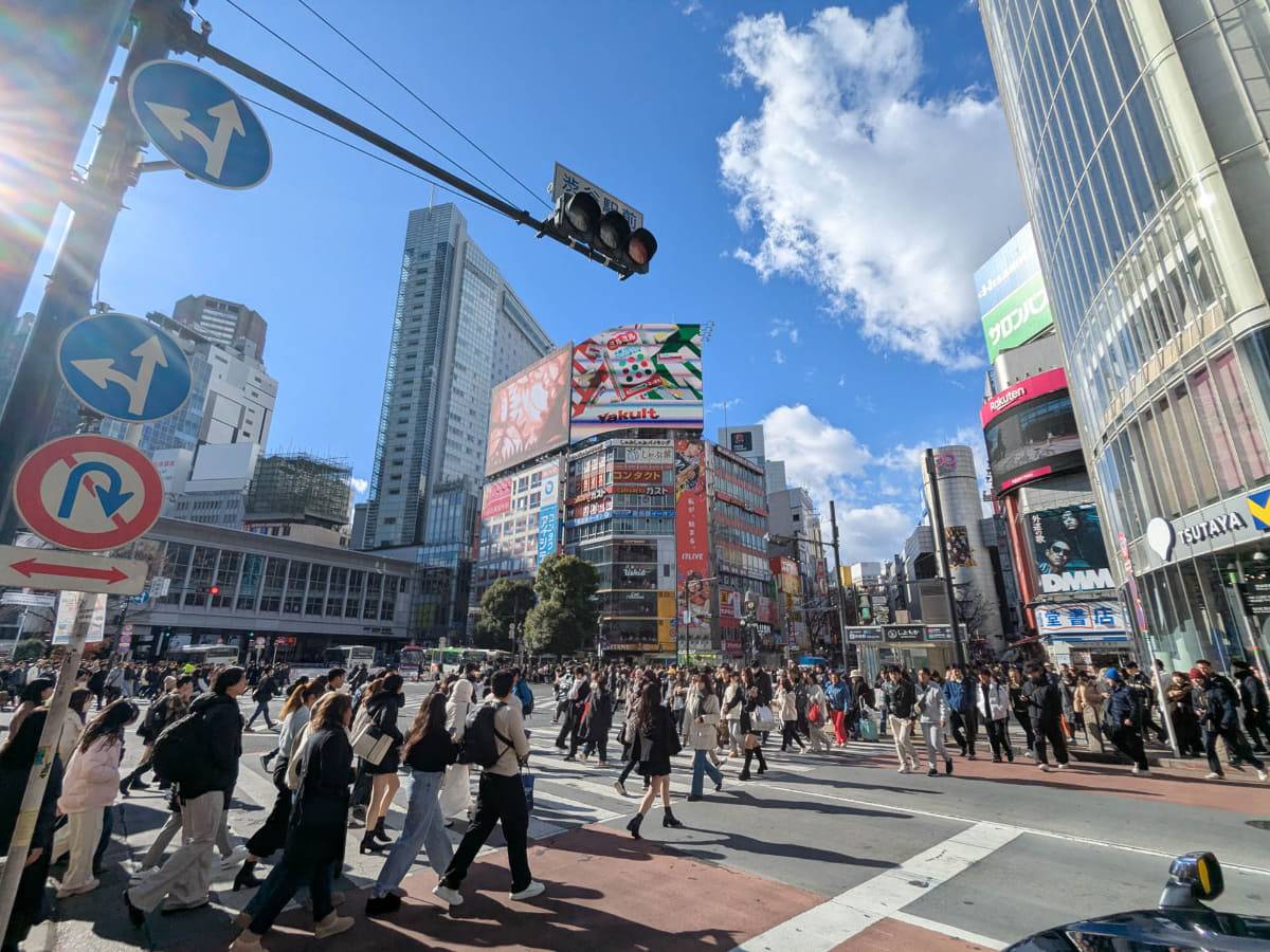 渋谷スクランブル交差点。奥の高いビルが「渋谷マークシティ」