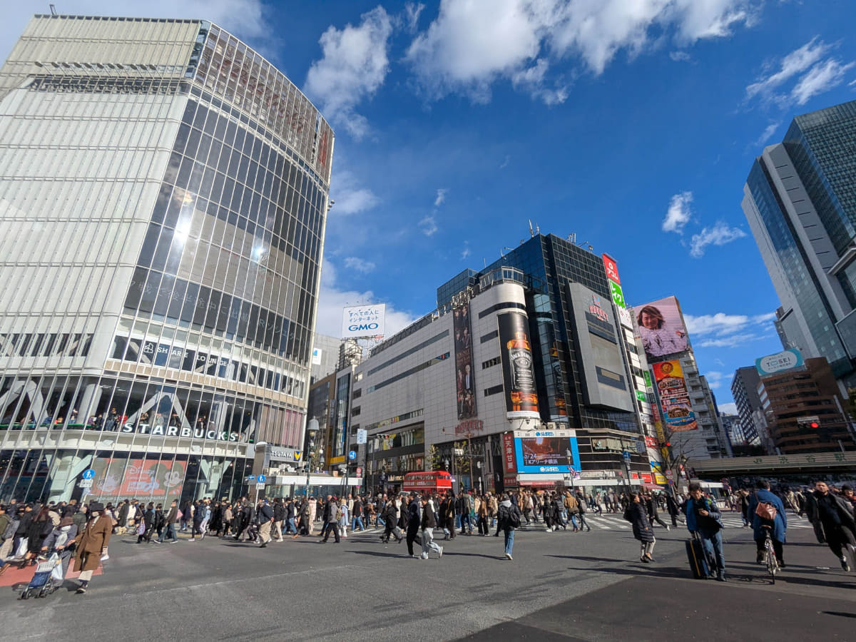 北東方向には2018年開業の「MAGNET by SHIBUYA109」が見えます