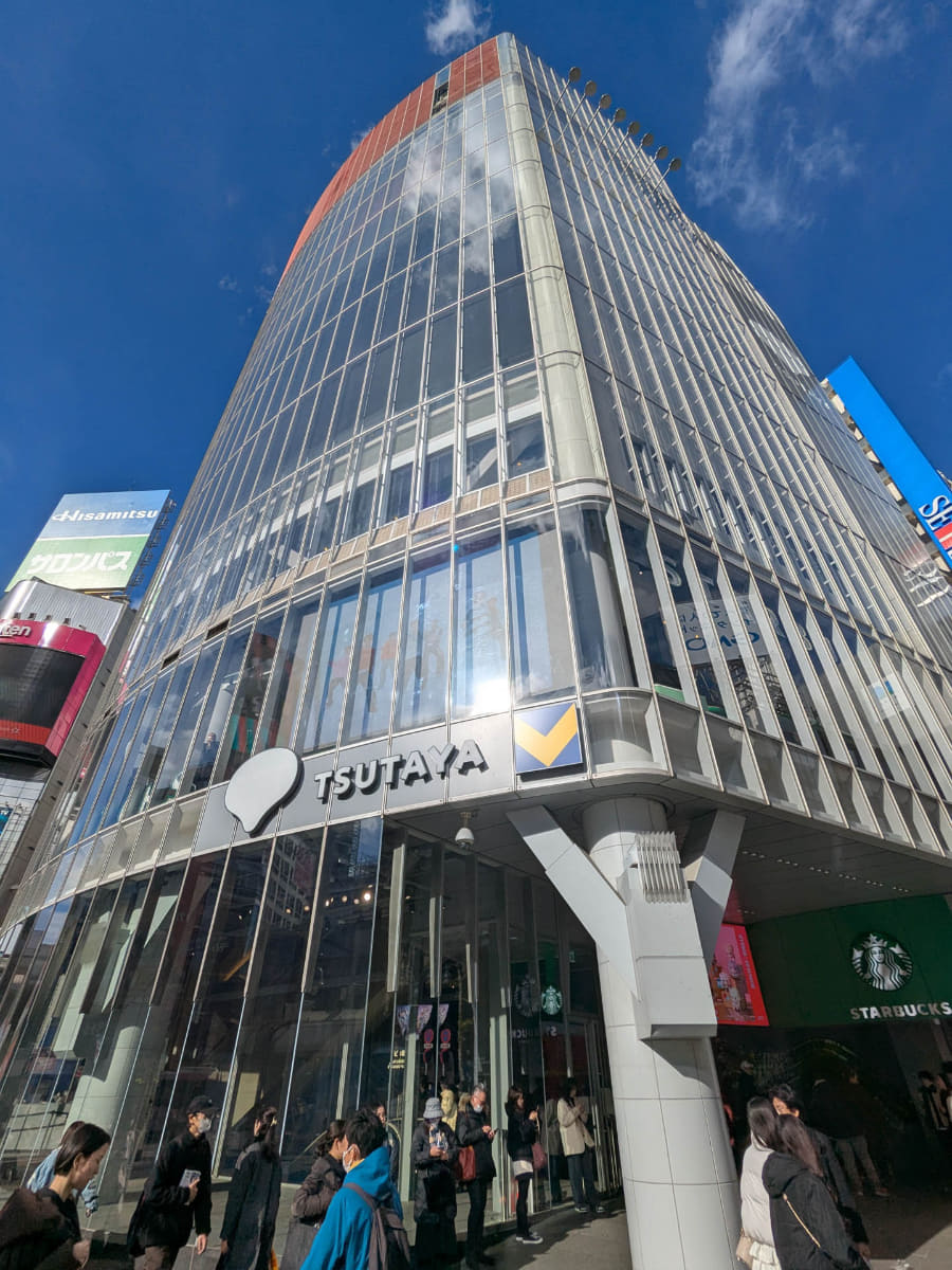 SHIBUYA TSUTAYA。1階はガラス張りでイベントなどが行なわれます