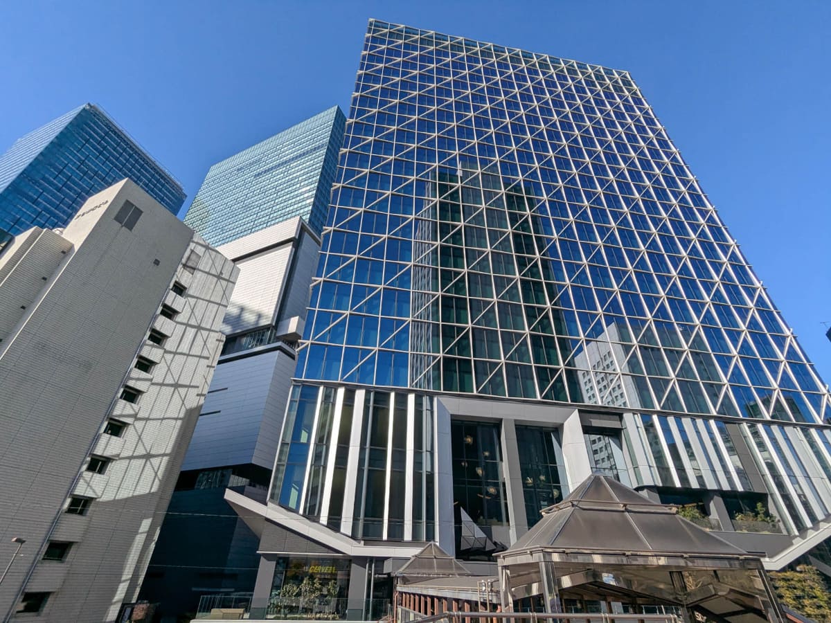 尾崎豊さんの記念碑で知られる「渋谷クロスタワー」側から見た渋谷アクシュ。すぐ左奥に渋谷ヒカリエがあります