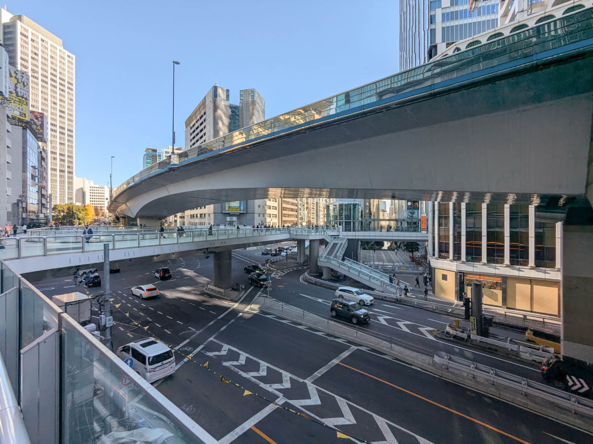 渋谷スクランブルスクエア前から渋谷警察署(中央)方向。左の高いビルが渋谷クロスタワー