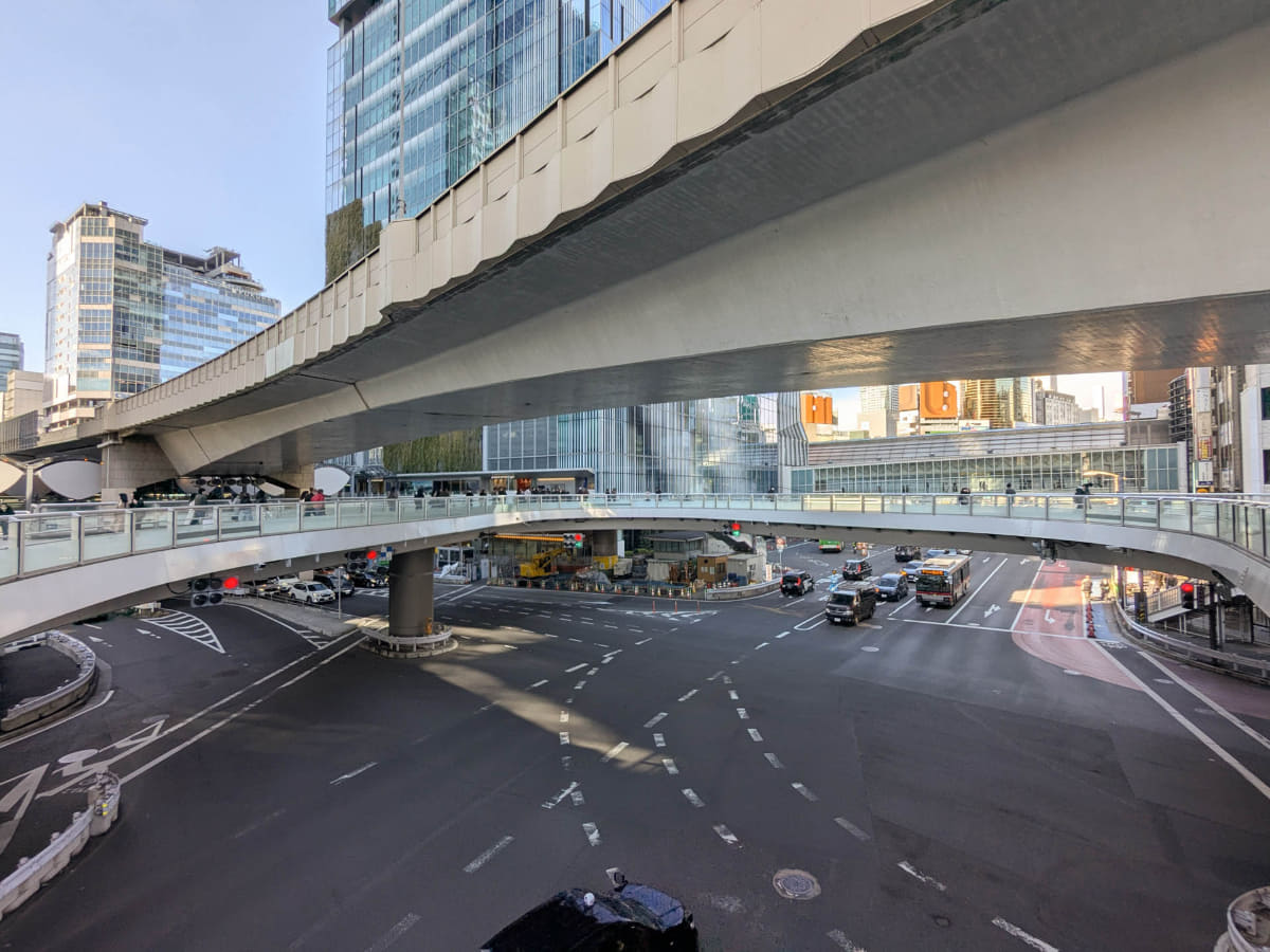 渋谷警察署側から渋谷スクランブルスクエア方向。左奥には渋谷フクラスが見えます