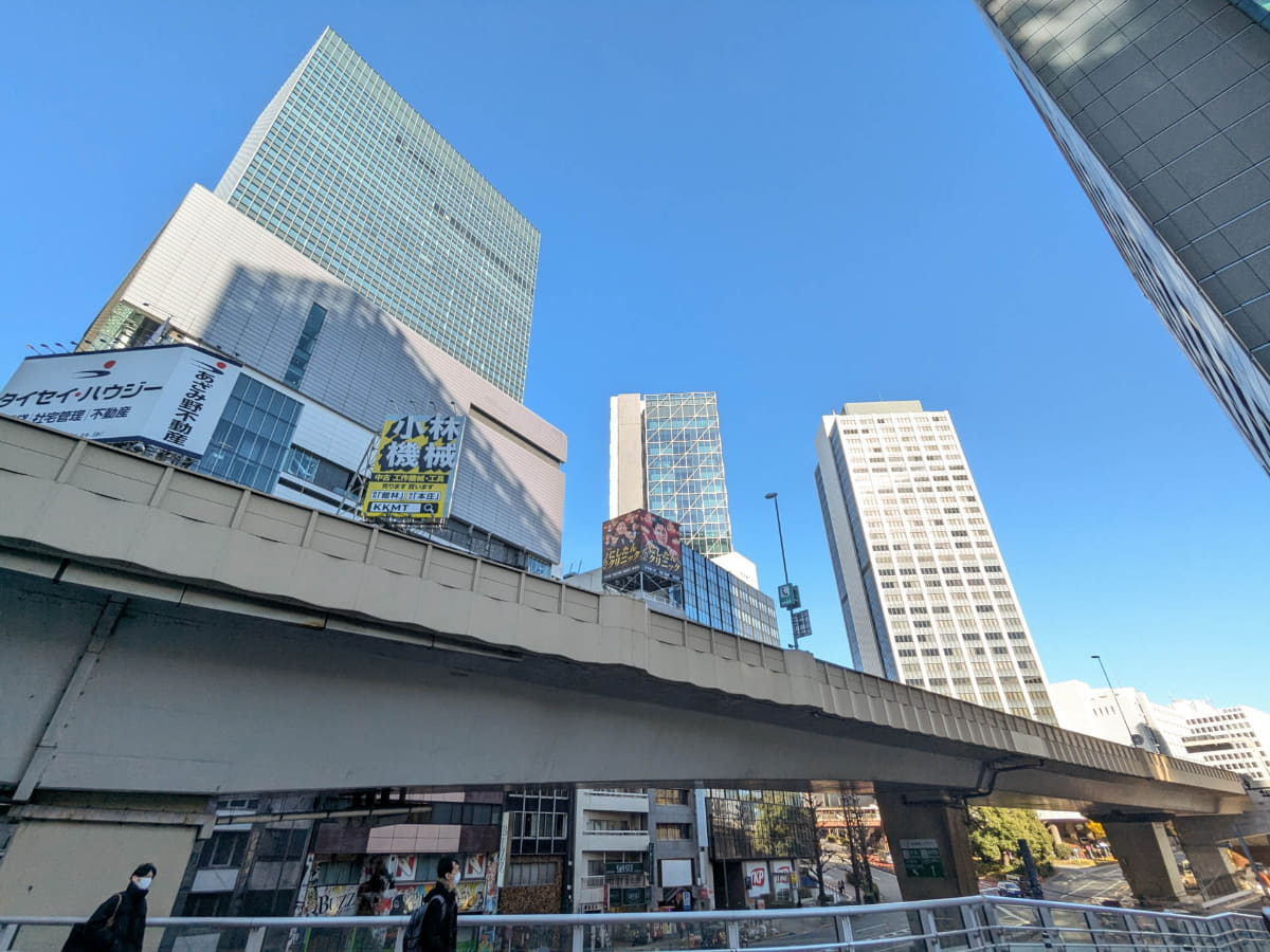 歩道橋デッキから見た北東方向。高いビルは左から渋谷ヒカリエ、アクシュ、クロスタワー。右上に一部が見えているのが渋谷警察署
