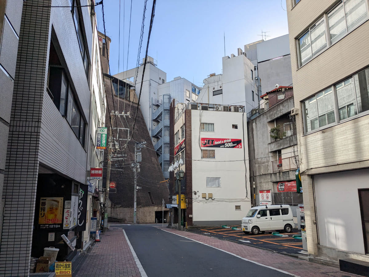 中央の一風変わったデザインのビルは三基商事の建物。周囲には年季の入った建物も見られました