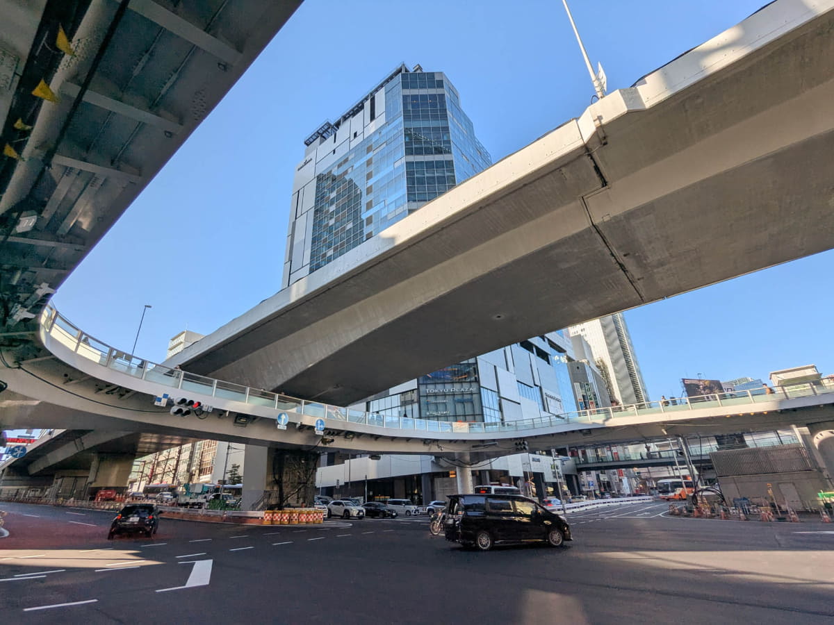 渋谷サクラステージ側から見上げた歩道橋デッキ。奥に渋谷フクラス。首都高の高架も通っています