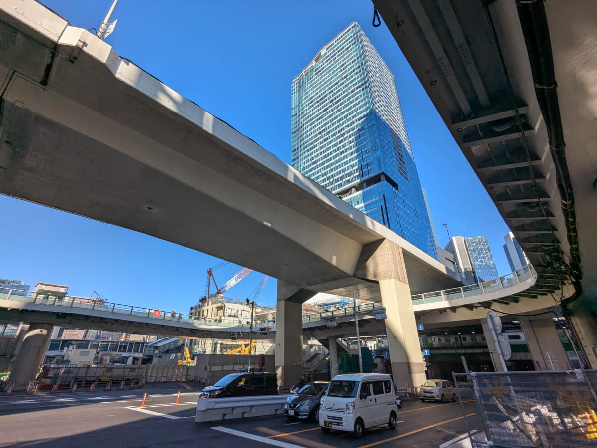 JR渋谷駅西口方向。奥に見えるのは渋谷スクランブルスクエア