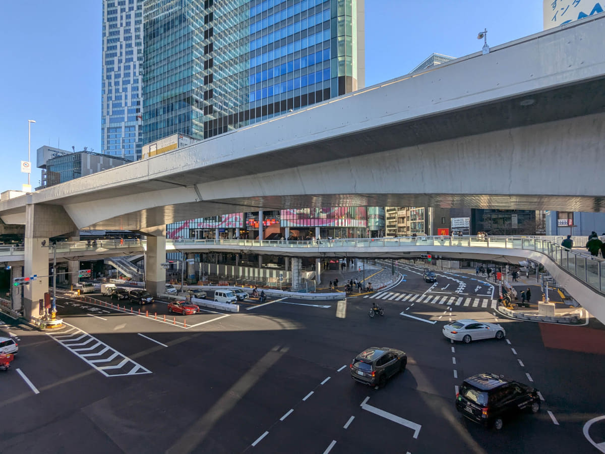歩道橋デッキから見た渋谷サクラステージ方向