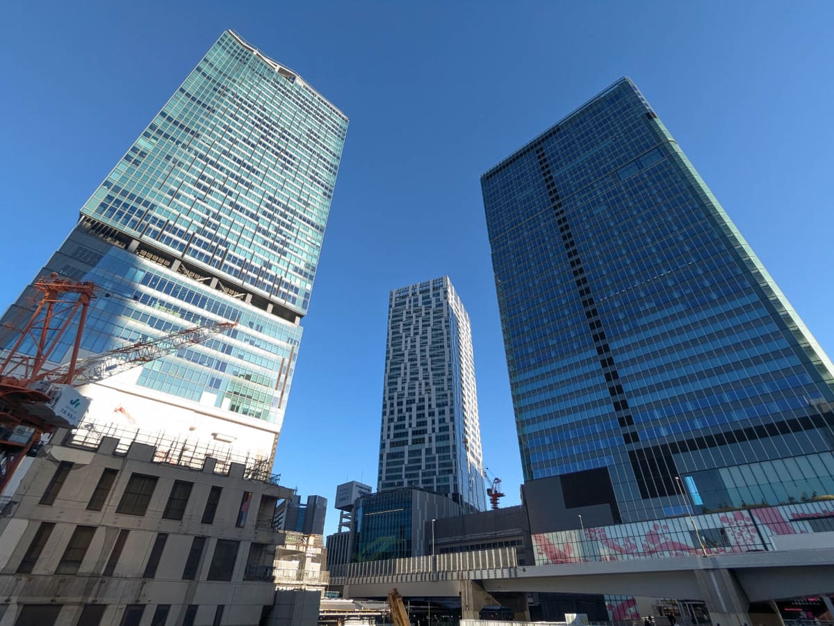 JR渋谷駅に繋がるデッキの上から渋谷スクランブルスクエア(左)、渋谷ストリーム(中央)、渋谷サクラステージ(右)を臨む