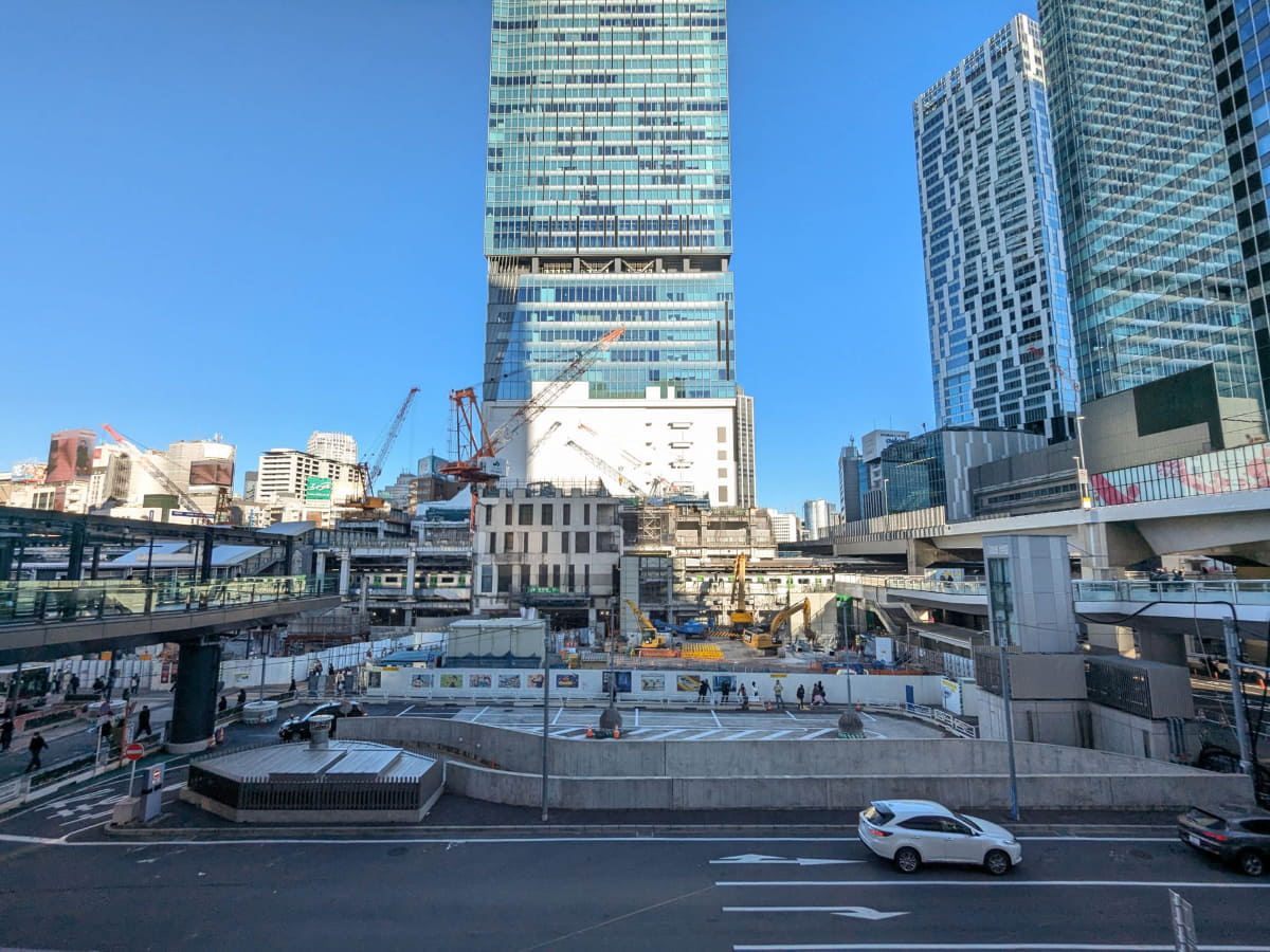 渋谷フクラス前から渋谷駅西口方向。工事の様子がよくわかります。中央奥のビルは渋谷スクランブルスクエア